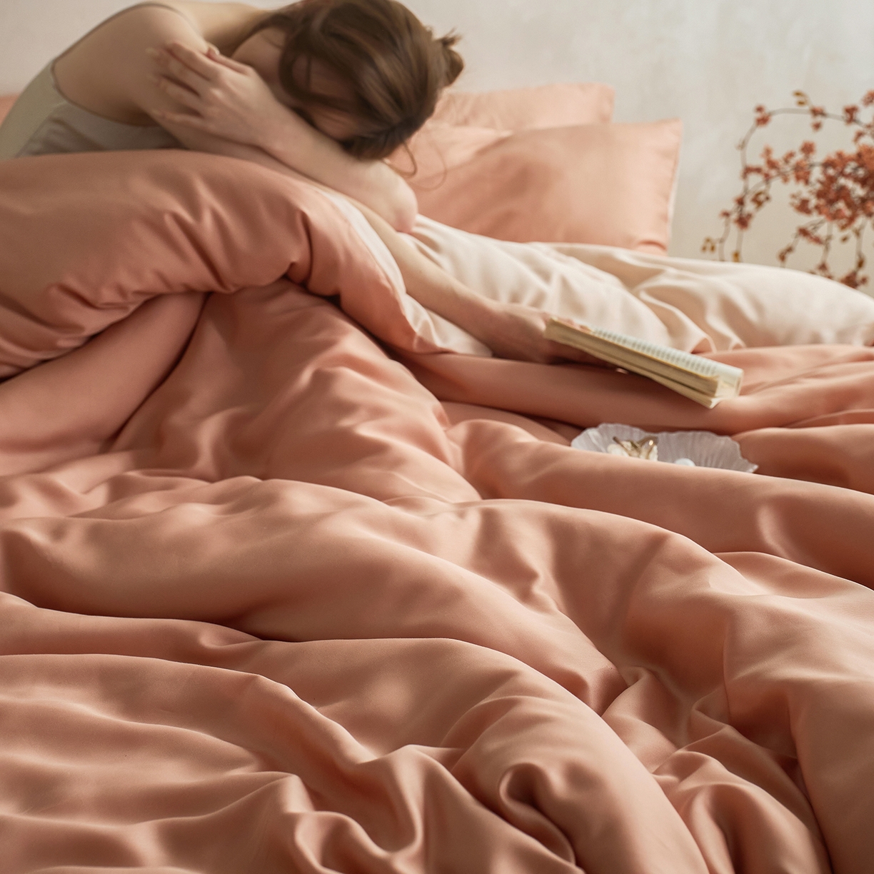 91家纺网 家纺一手货源 找家纺 千朵森 2026新款50S素色双拼莱塞尔夏凉四件套 陶瓷棕配杏仁米