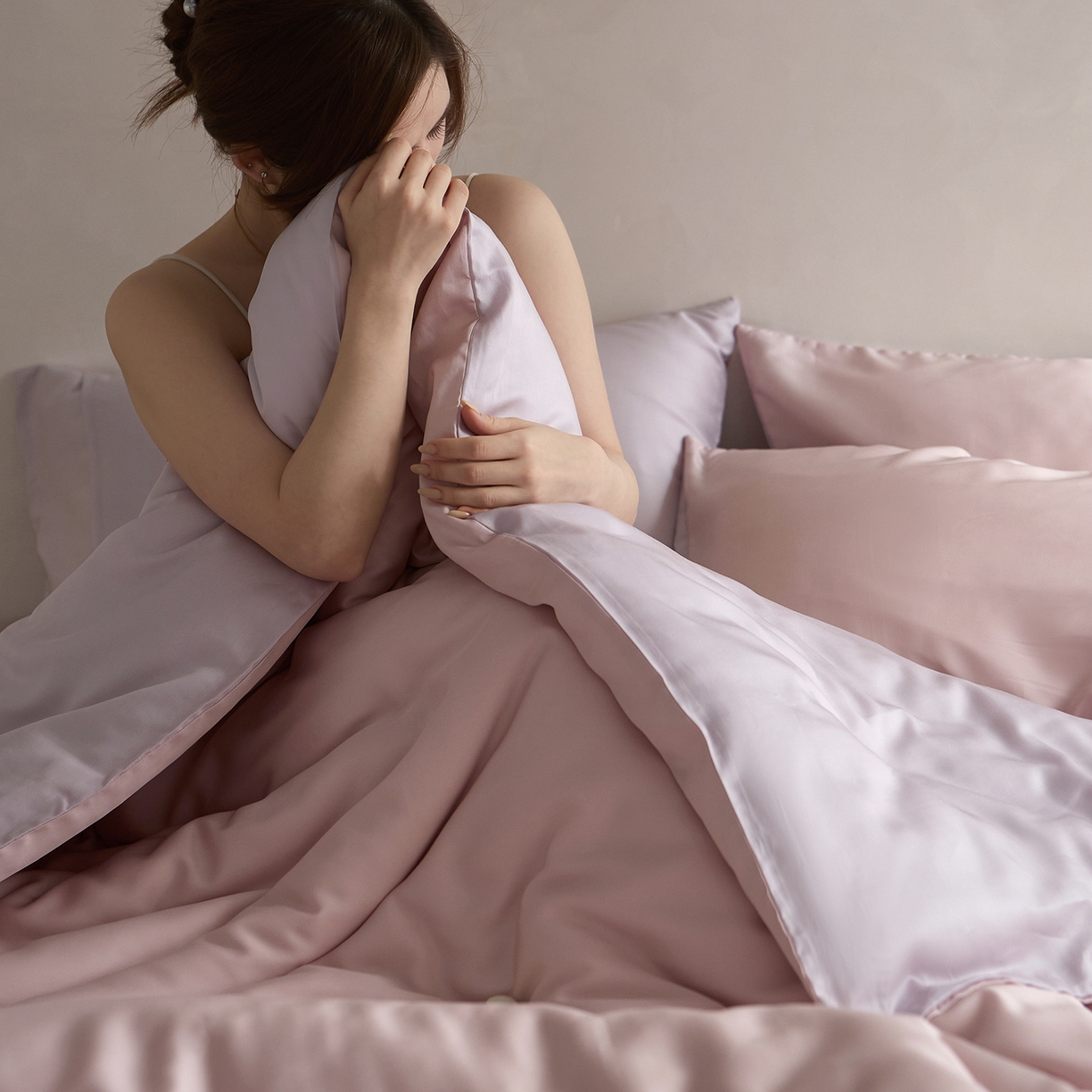 91家纺网 家纺一手货源 找家纺 千朵森 2026新款50S素色双拼莱塞尔夏凉四件套 柔樱粉配紫丁香