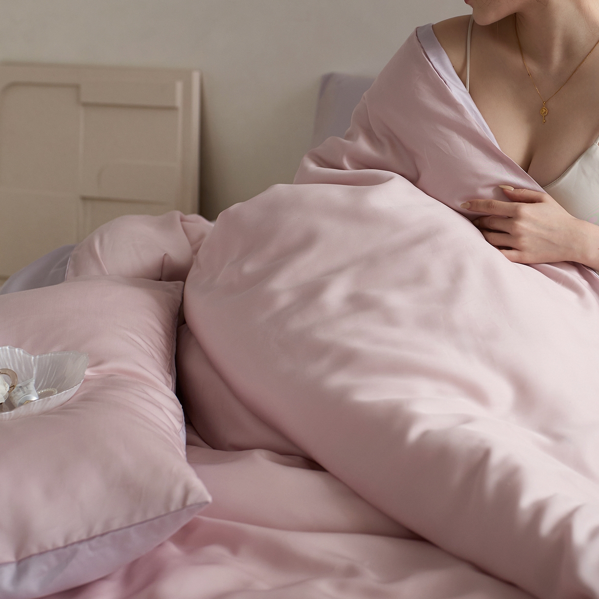 91家纺网 家纺一手货源 找家纺 千朵森 2026新款50S素色双拼莱塞尔夏凉四件套 柔樱粉配紫丁香