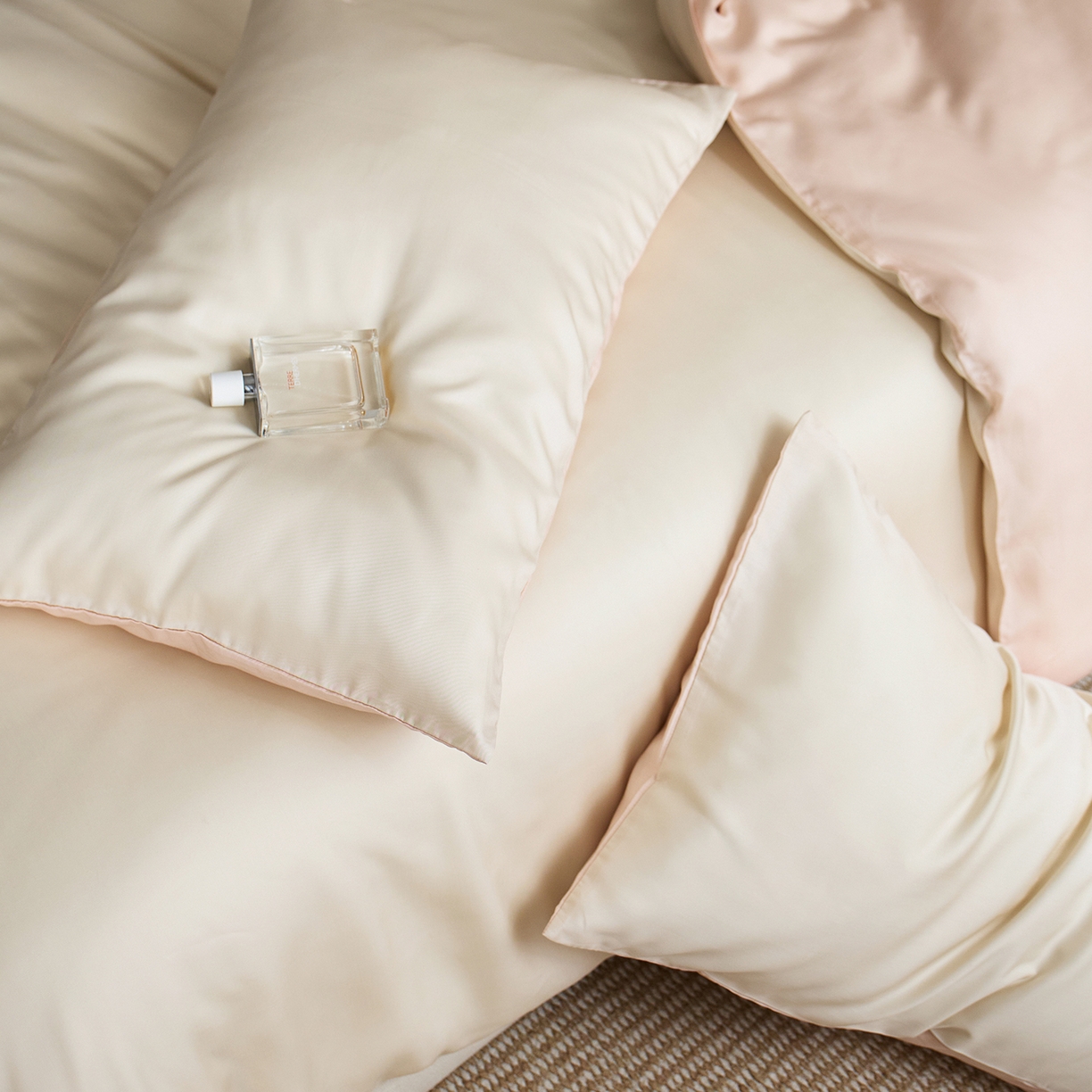 91家纺网 家纺一手货源 找家纺 千朵森 2026新款50S素色双拼莱塞尔夏凉四件套 奶杏米配柔樱粉