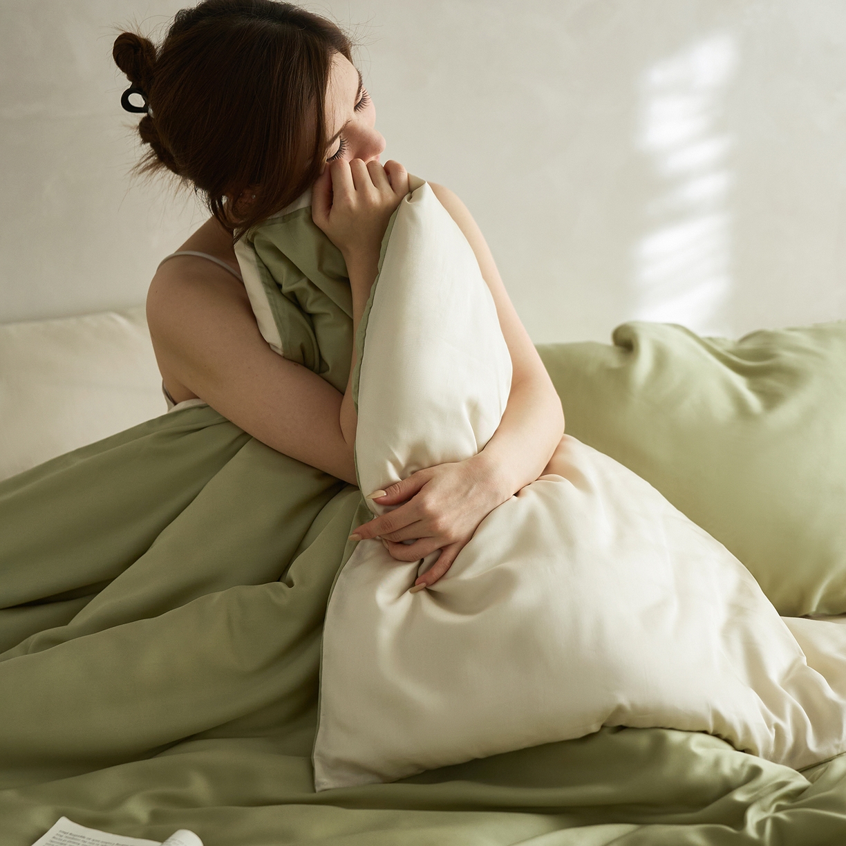 91家纺网 家纺一手货源 找家纺 千朵森 2026新款50S素色双拼莱塞尔夏凉四件套 草木青配米月黄