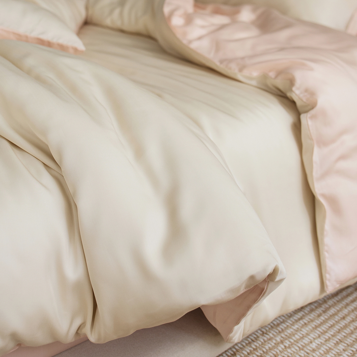 91家纺网 家纺一手货源 找家纺 千朵森 2026新款50S素色双拼莱塞尔夏凉四件套 奶杏米配柔樱粉