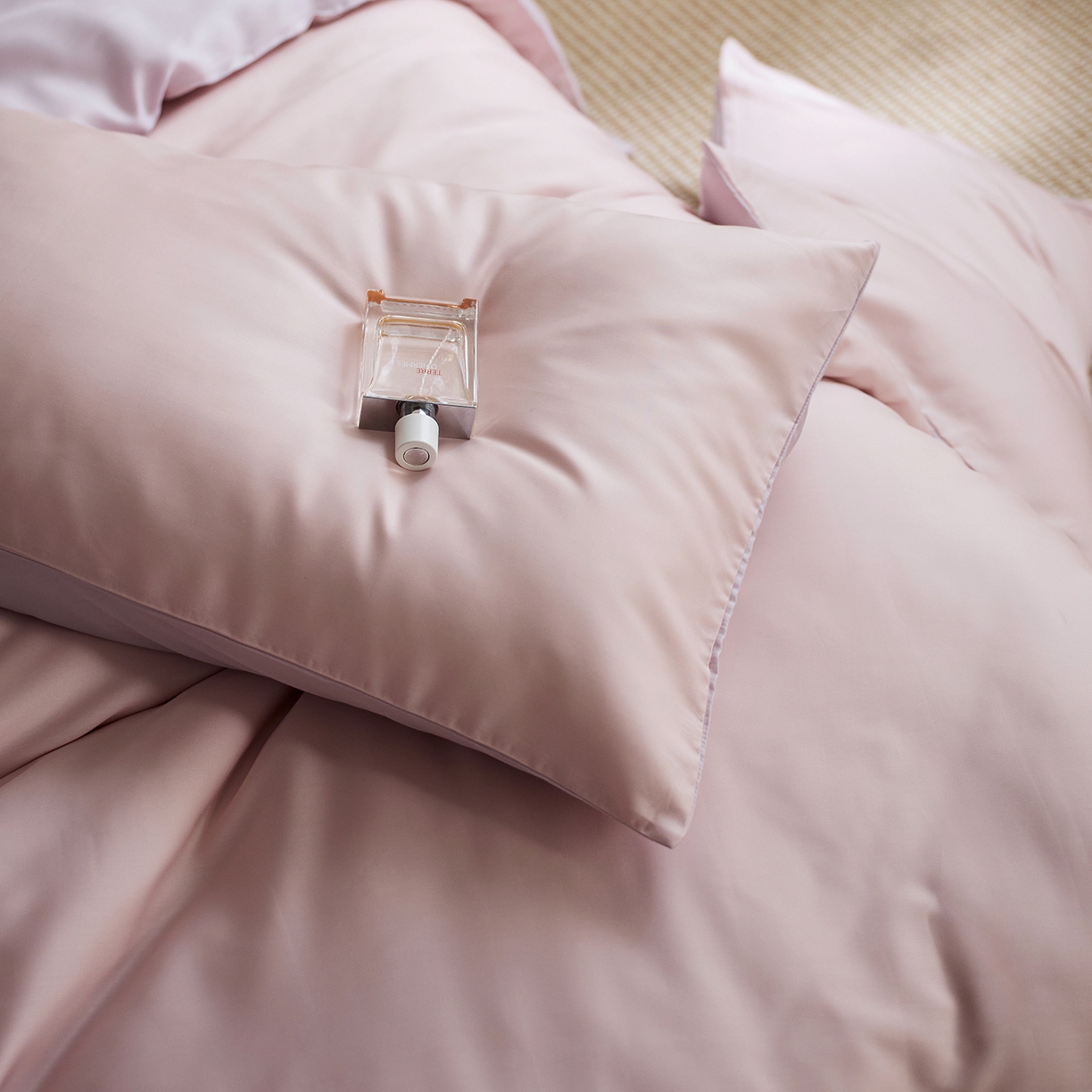 91家纺网 家纺一手货源 找家纺 千朵森 2026新款50S素色双拼莱塞尔夏凉四件套 柔樱粉配紫丁香