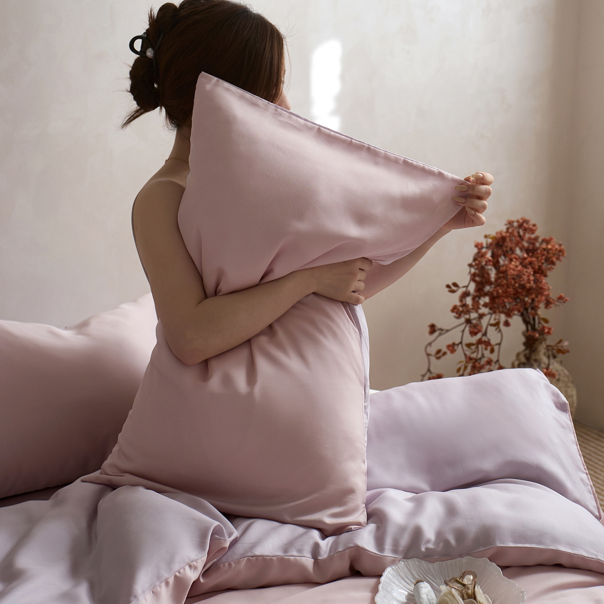 91家纺网 家纺一手货源 找家纺 千朵森 2026新款50S素色双拼莱塞尔夏凉四件套 柔樱粉配紫丁香