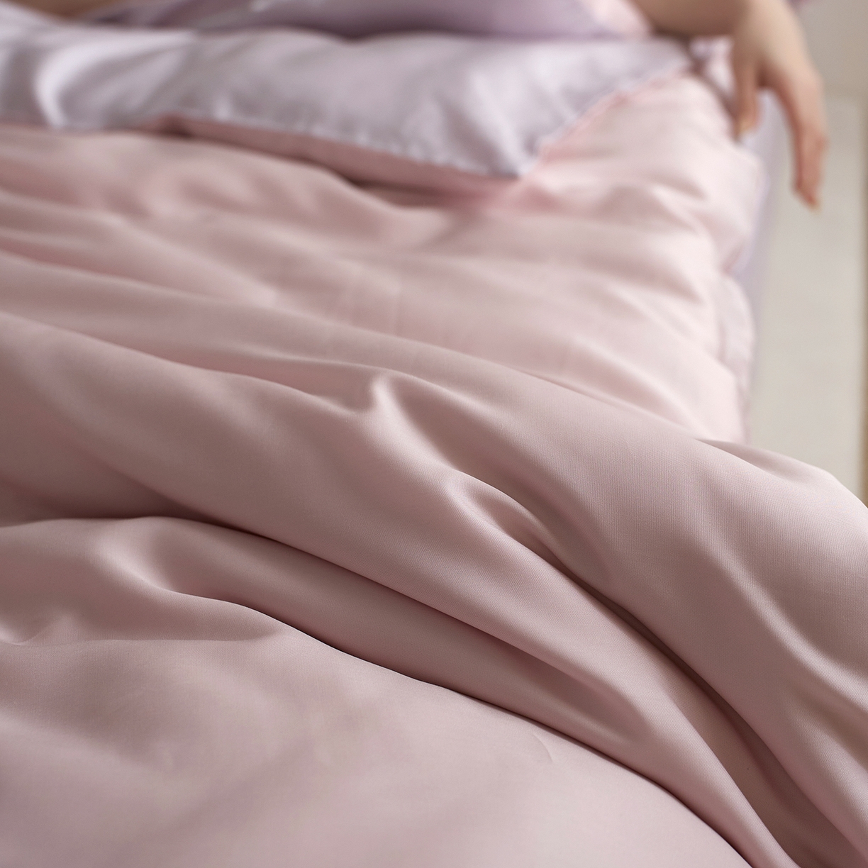 91家纺网 家纺一手货源 找家纺 千朵森 2026新款50S素色双拼莱塞尔夏凉四件套 柔樱粉配紫丁香