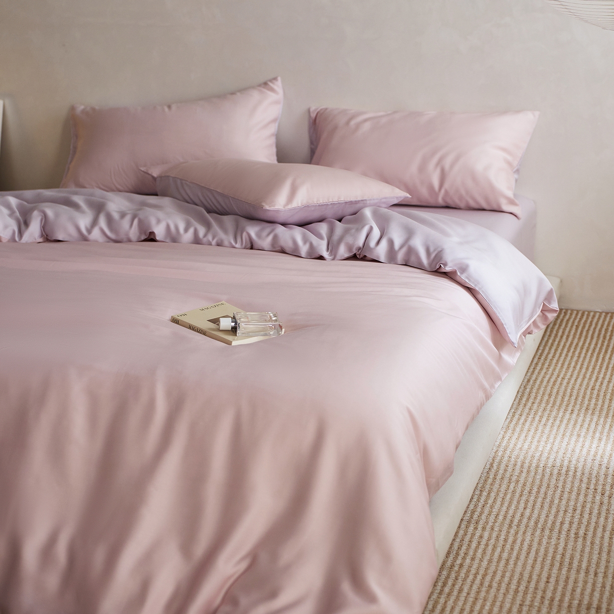 91家纺网 家纺一手货源 找家纺 千朵森 2026新款50S素色双拼莱塞尔夏凉四件套 柔樱粉配紫丁香