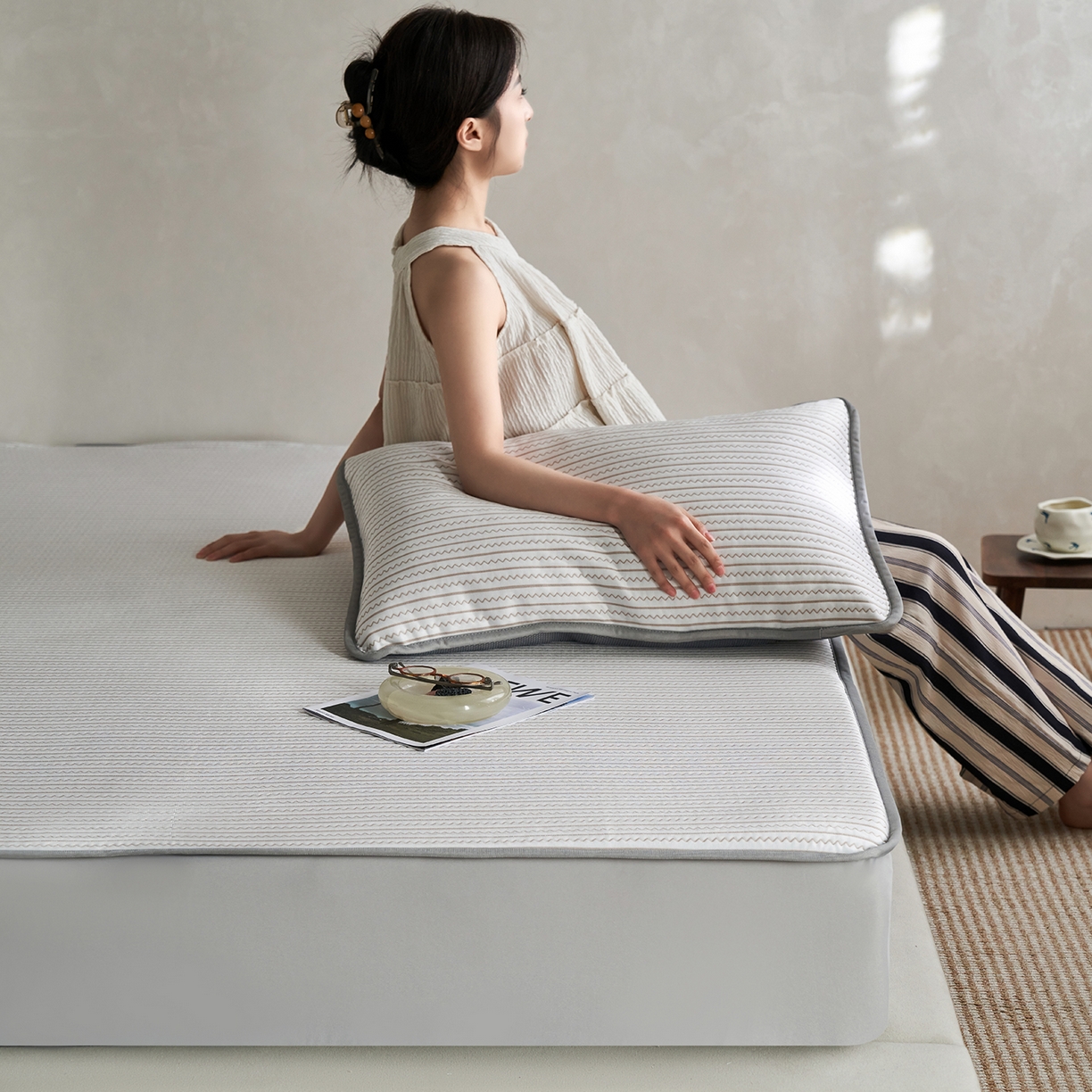 91家纺网 家纺一手货源 找家纺 （总）千朵森 2026春夏新款冰感条纹凉席床笠款凉席席子三件套-素影