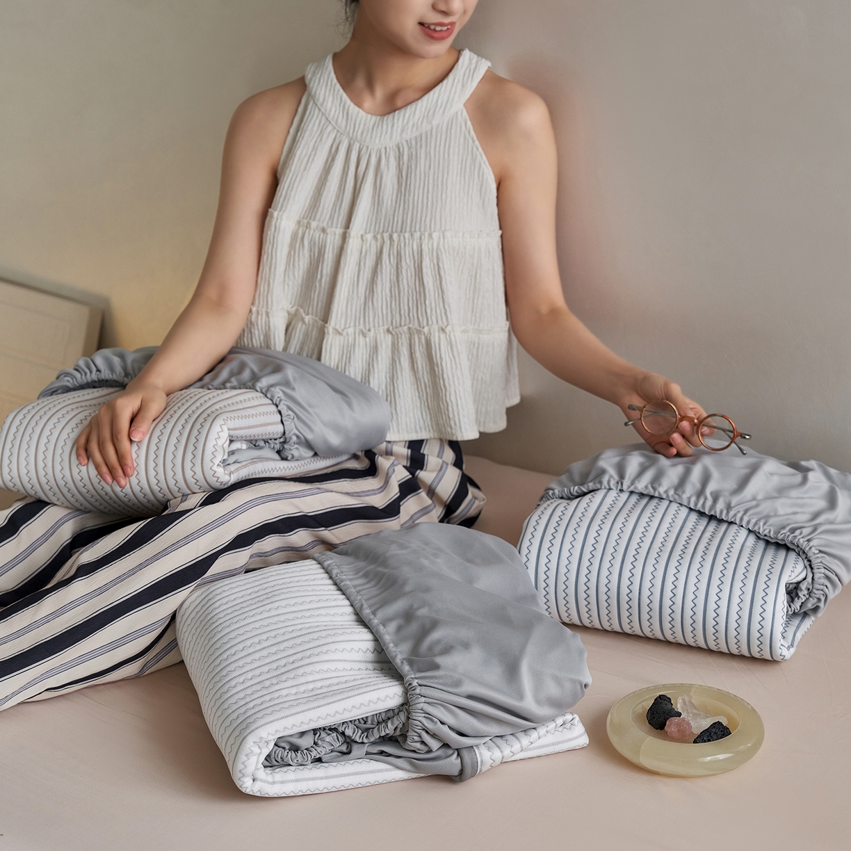 91家纺网 家纺一手货源 找家纺 （总）千朵森 2026春夏新款冰感条纹凉席床笠款凉席席子三件套-素影