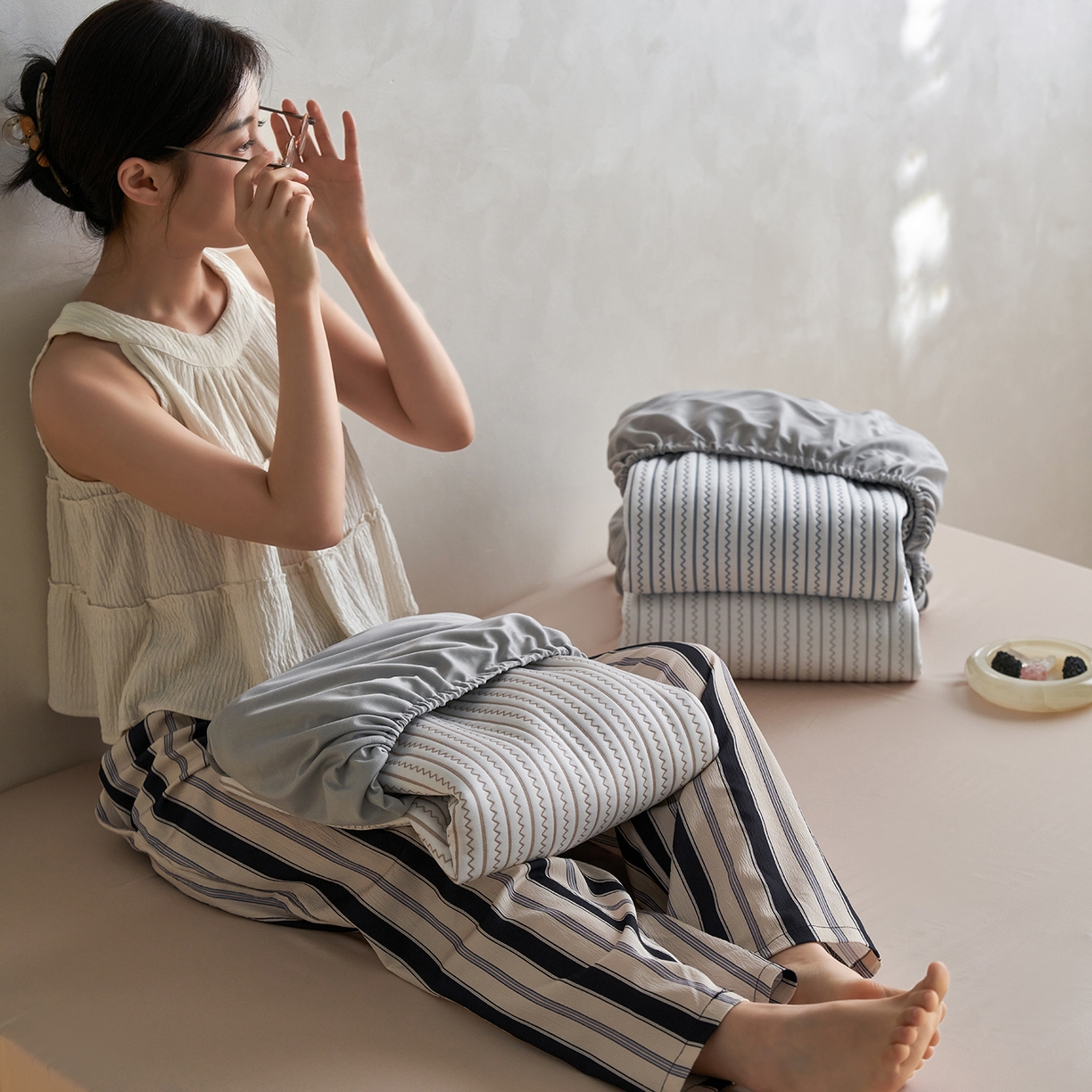 91家纺网 家纺一手货源 找家纺 千朵森 2026春夏新款冰感条纹凉席床笠款凉席席子三件套-素影 组合图仅供展示不可下单