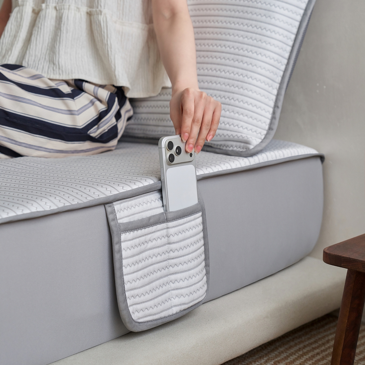 91家纺网 家纺一手货源 找家纺 千朵森 2026春夏新款冰感条纹凉席床笠款凉席席子三件套-素影 素影灰