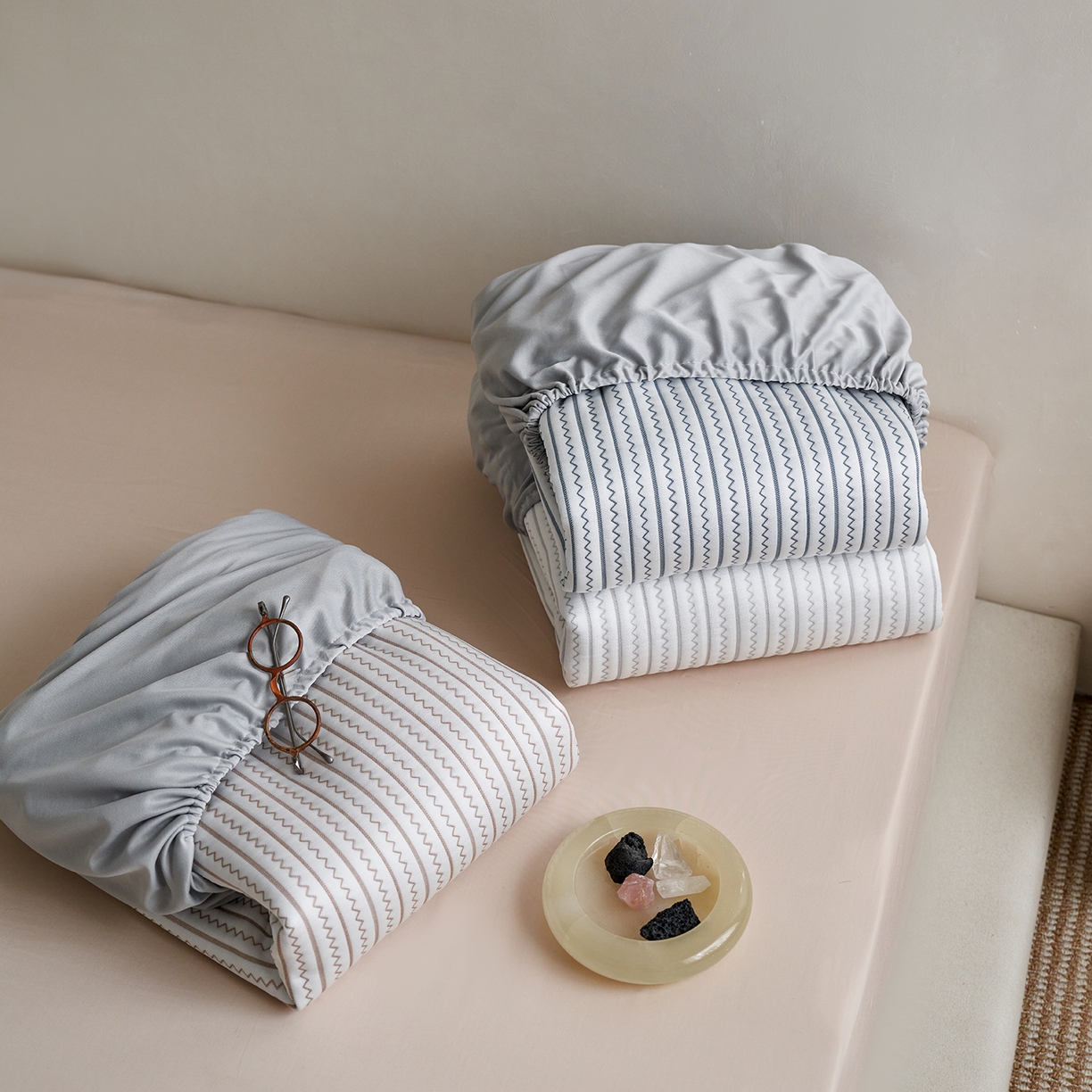 91家纺网 家纺一手货源 找家纺 千朵森 2026春夏新款冰感条纹凉席床笠款凉席席子三件套-素影 组合图仅供展示不可下单