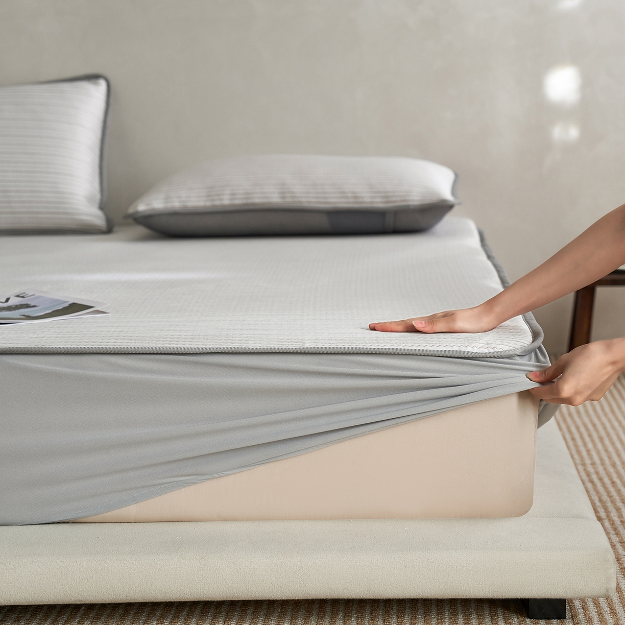 91家纺网 家纺一手货源 找家纺 千朵森 2026春夏新款冰感条纹凉席床笠款凉席席子三件套-素影 素影咖