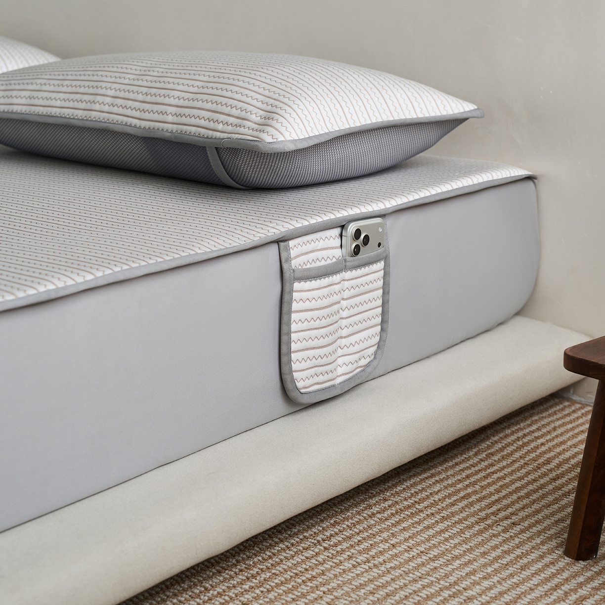 91家纺网 家纺一手货源 找家纺 千朵森 2026春夏新款冰感条纹凉席床笠款凉席席子三件套-素影 素影咖