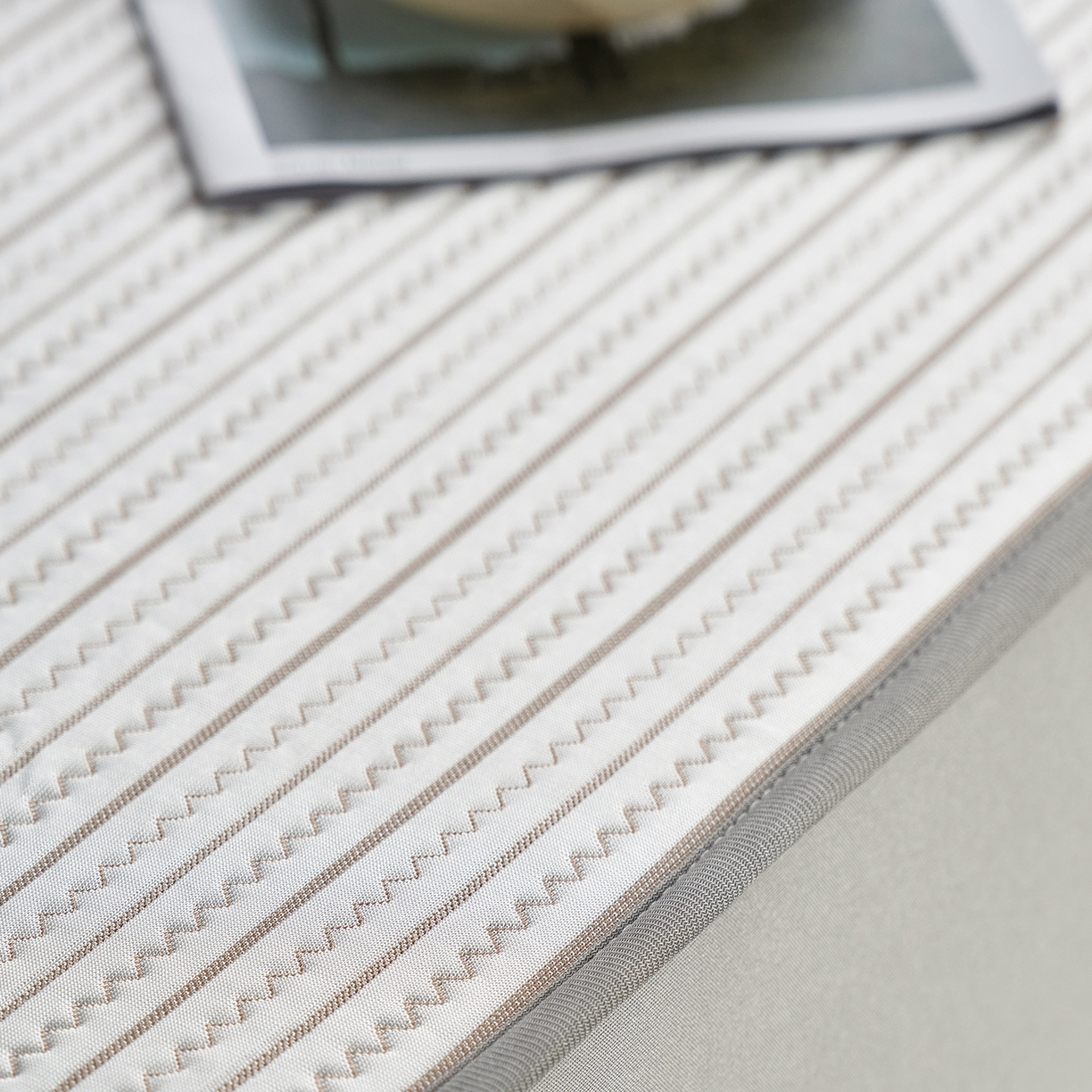 91家纺网 家纺一手货源 找家纺 千朵森 2026春夏新款冰感条纹凉席床笠款凉席席子三件套-素影 素影咖