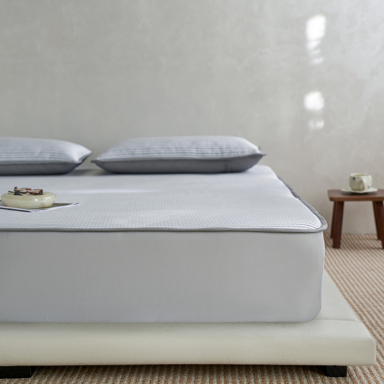 91家纺网 家纺一手货源 找家纺 （总）千朵森 2026春夏新款冰感条纹凉席床笠款凉席席子三件套-素影