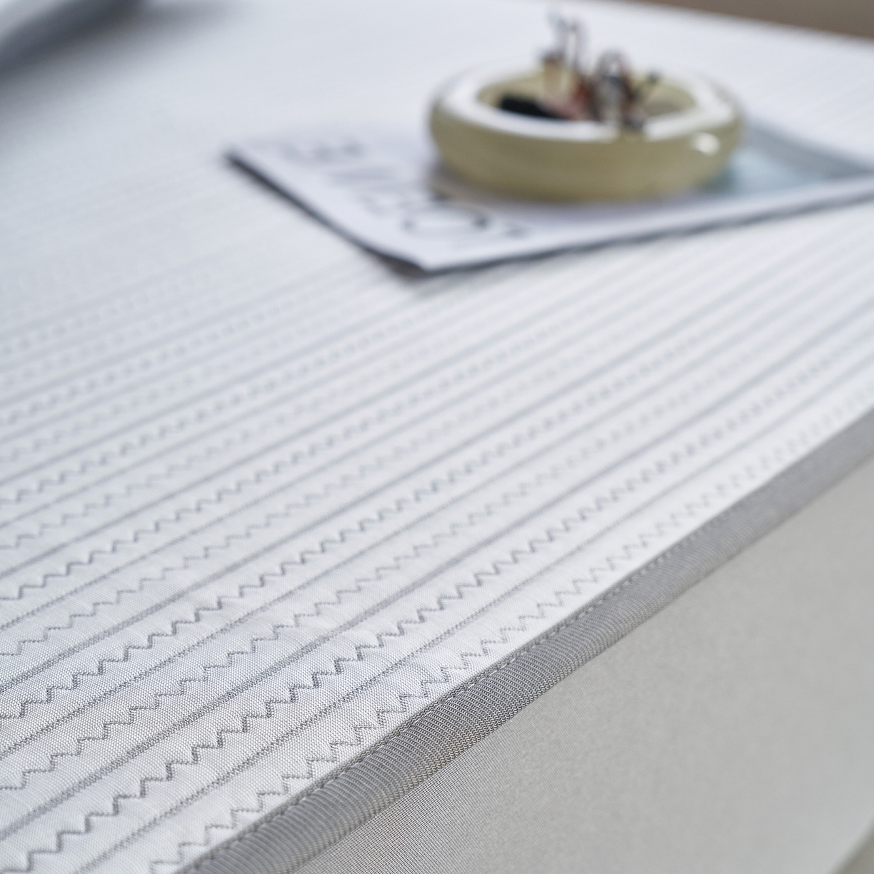 91家纺网 家纺一手货源 找家纺 千朵森 2026春夏新款冰感条纹凉席床笠款凉席席子三件套-素影 素影灰