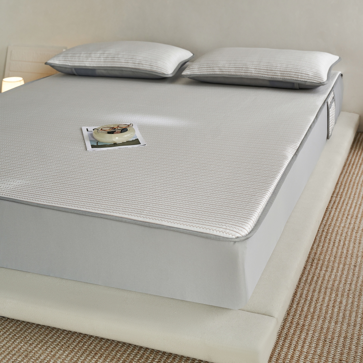 91家纺网 家纺一手货源 找家纺 千朵森 2026春夏新款冰感条纹凉席床笠款凉席席子三件套-素影 素影咖