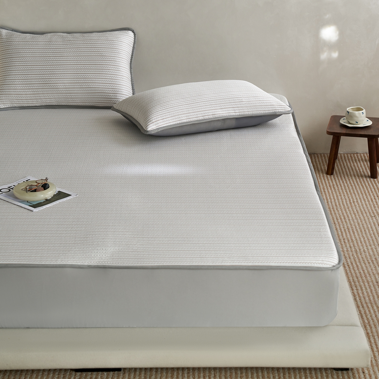 91家纺网 家纺一手货源 找家纺 千朵森 2026春夏新款冰感条纹凉席床笠款凉席席子三件套-素影 素影咖