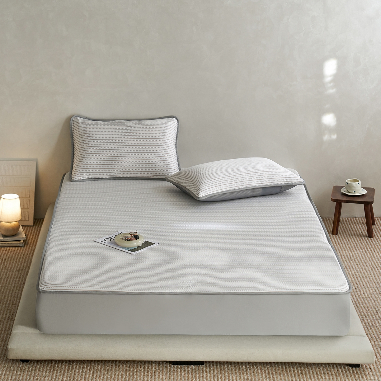 91家纺网 家纺一手货源 找家纺 千朵森 2026春夏新款冰感条纹凉席床笠款凉席席子三件套-素影 素影咖