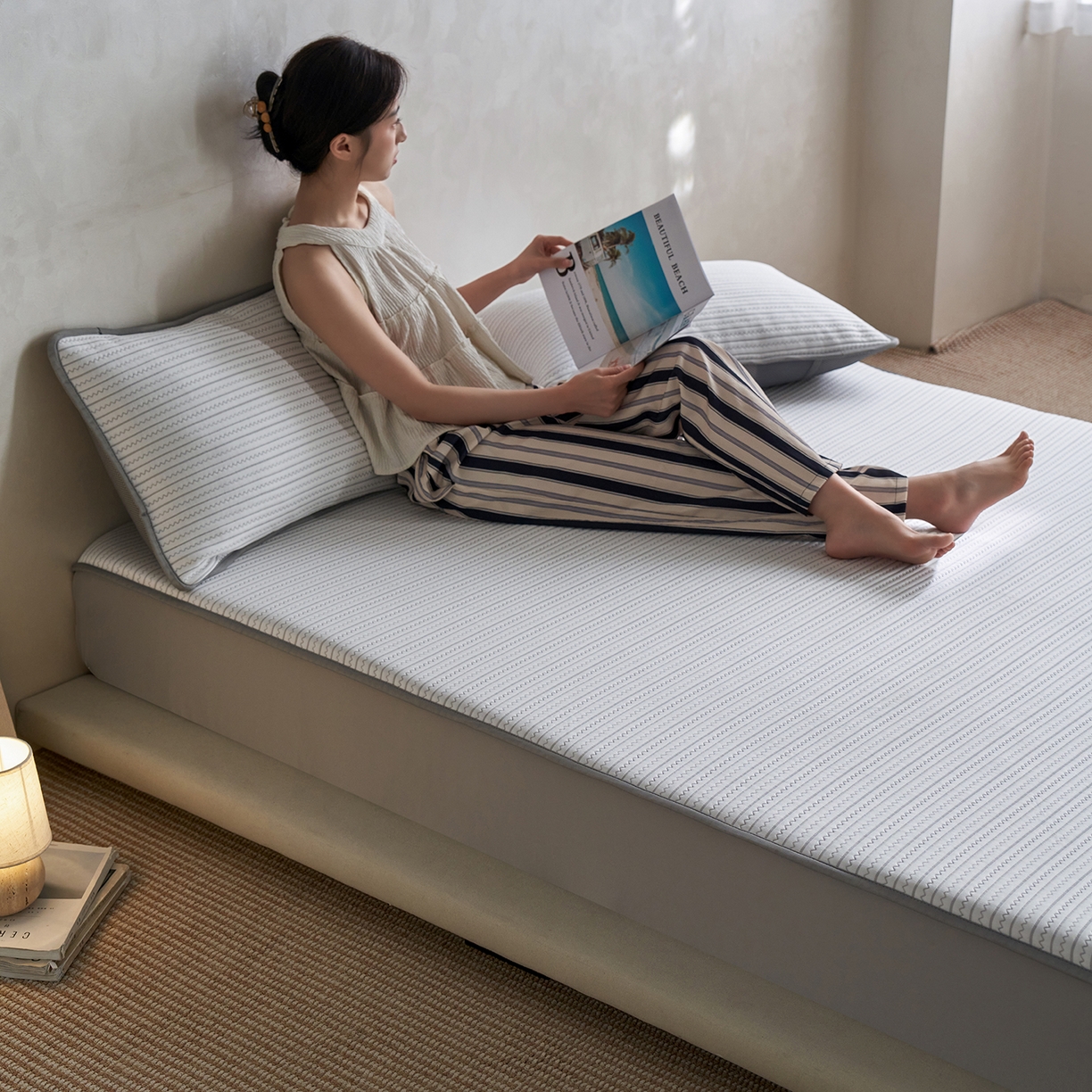 91家纺网 家纺一手货源 找家纺 千朵森 2026春夏新款冰感条纹凉席床笠款凉席席子三件套-素影 素影灰