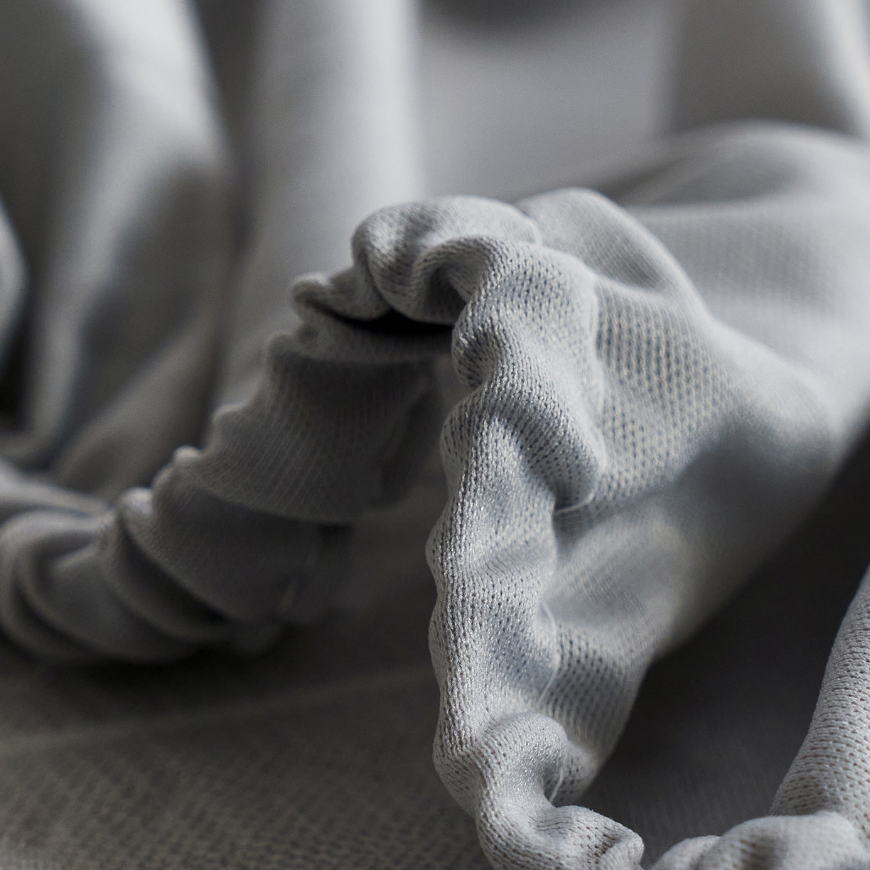 91家纺网 家纺一手货源 找家纺 千朵森 2026春夏新款冰感条纹凉席床笠款凉席席子三件套-素影 素影灰