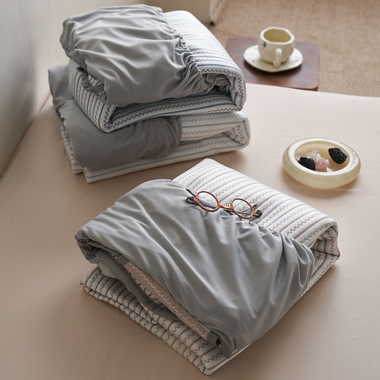 91家纺网 家纺一手货源 找家纺 千朵森 2026春夏新款冰感条纹凉席床笠款凉席席子三件套-素影 组合图仅供展示不可下单