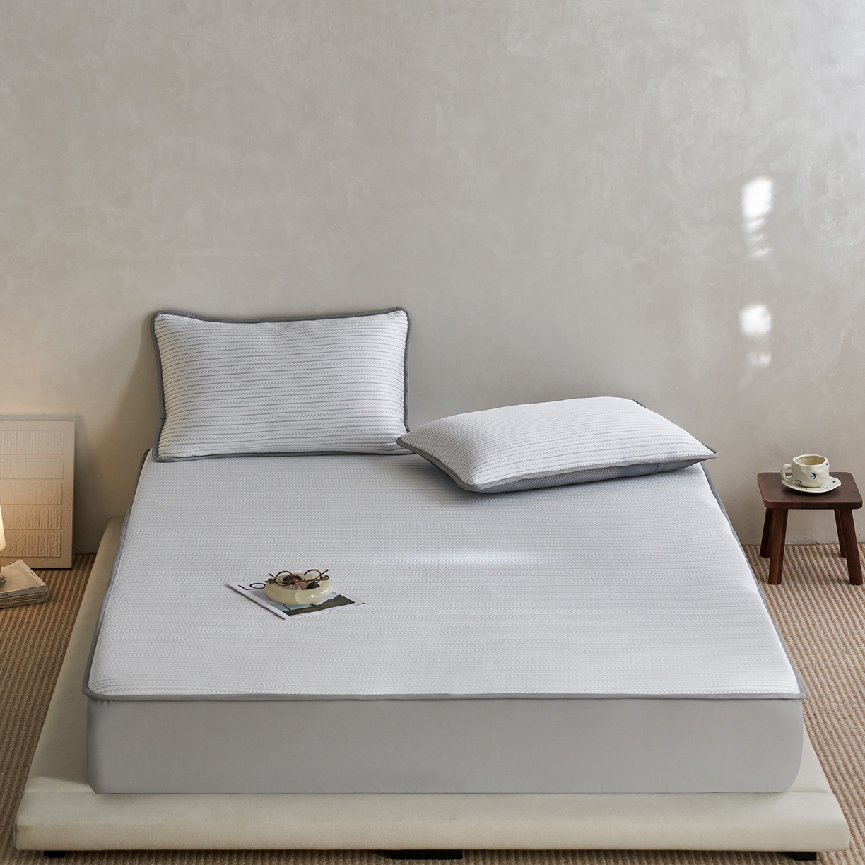 91家纺网 家纺一手货源 找家纺 千朵森 2026春夏新款冰感条纹凉席床笠款凉席席子三件套-素影 素影灰