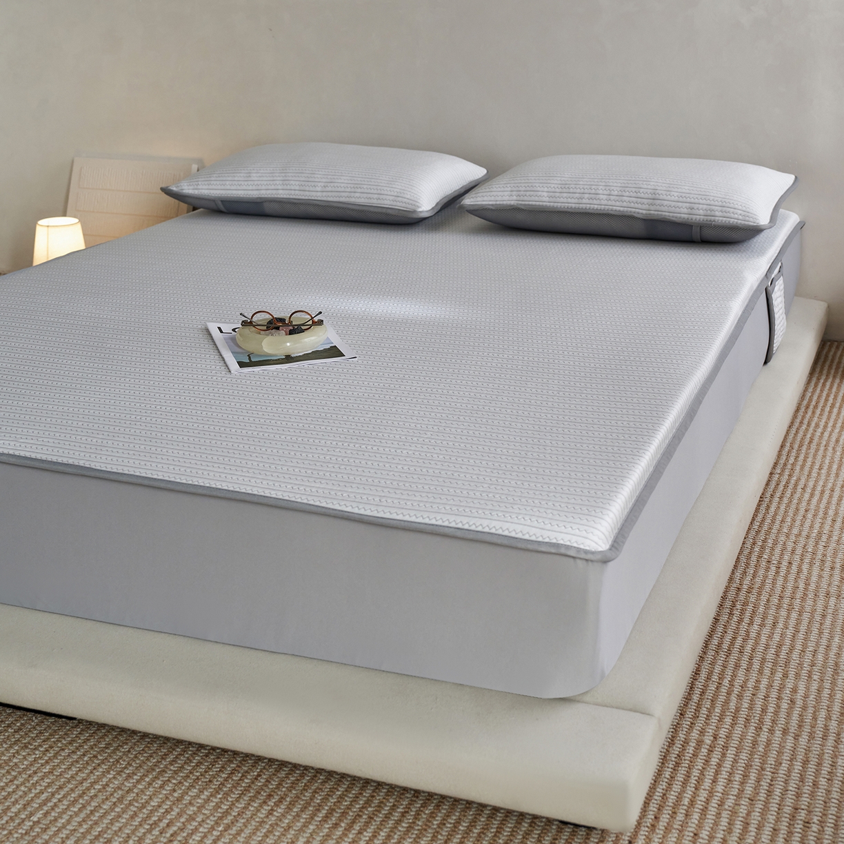 91家纺网 家纺一手货源 找家纺 千朵森 2026春夏新款冰感条纹凉席床笠款凉席席子三件套-素影 素影灰