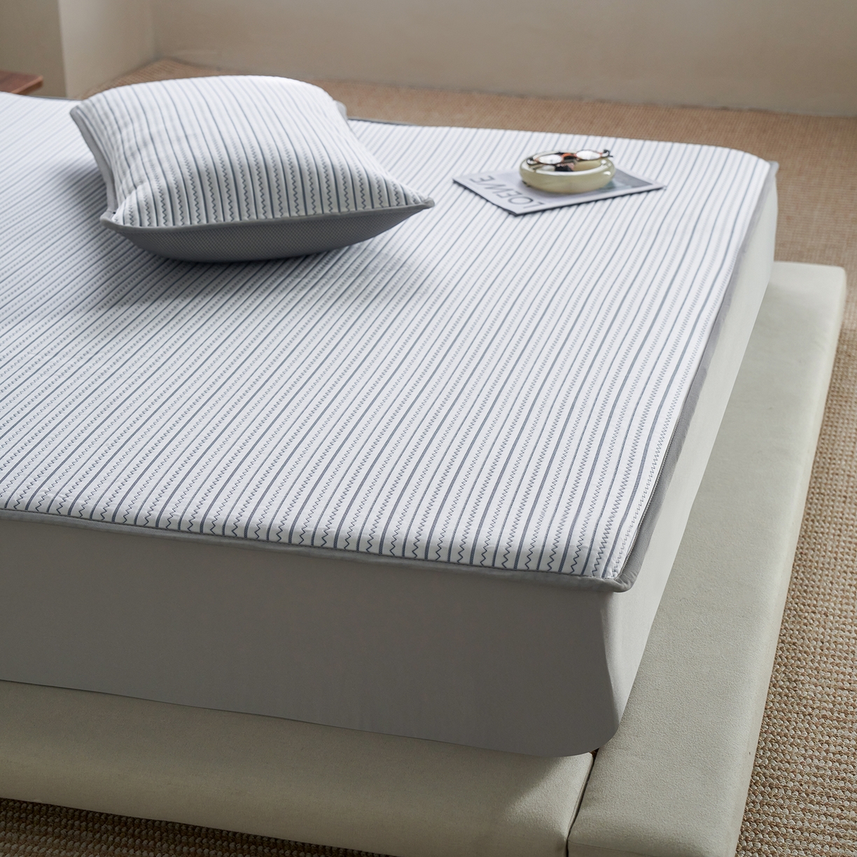 91家纺网 家纺一手货源 找家纺 千朵森 2026春夏新款冰感条纹凉席床笠款凉席席子三件套-素影 素影蓝