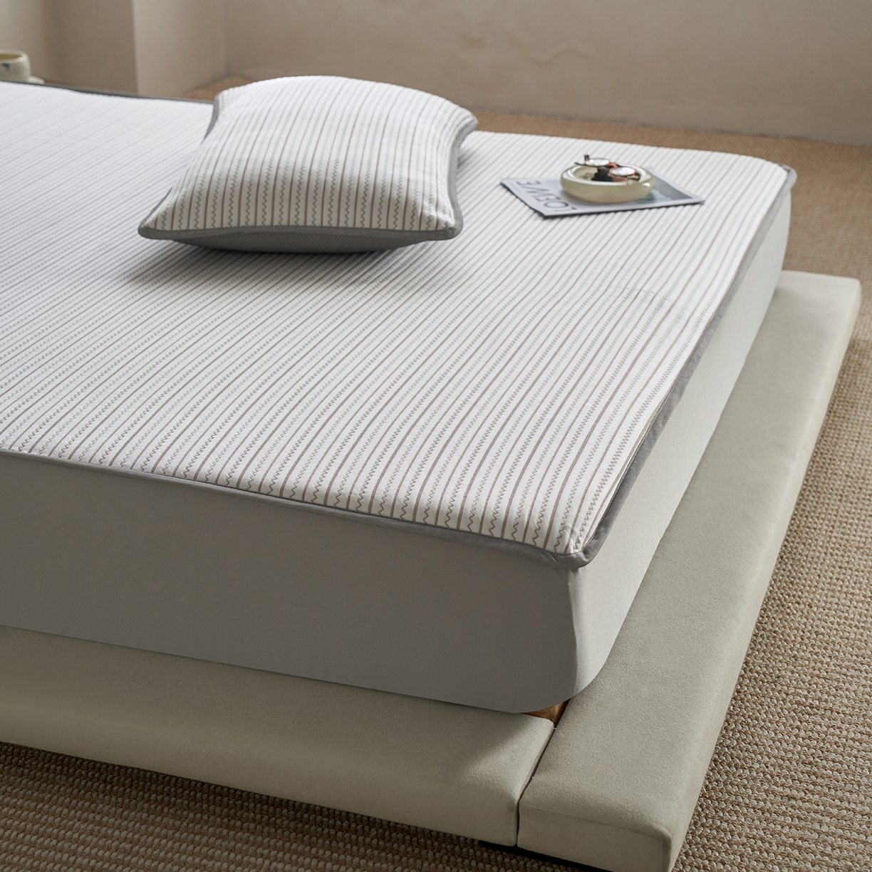 91家纺网 家纺一手货源 找家纺 千朵森 2026春夏新款冰感条纹凉席床笠款凉席席子三件套-素影 素影咖