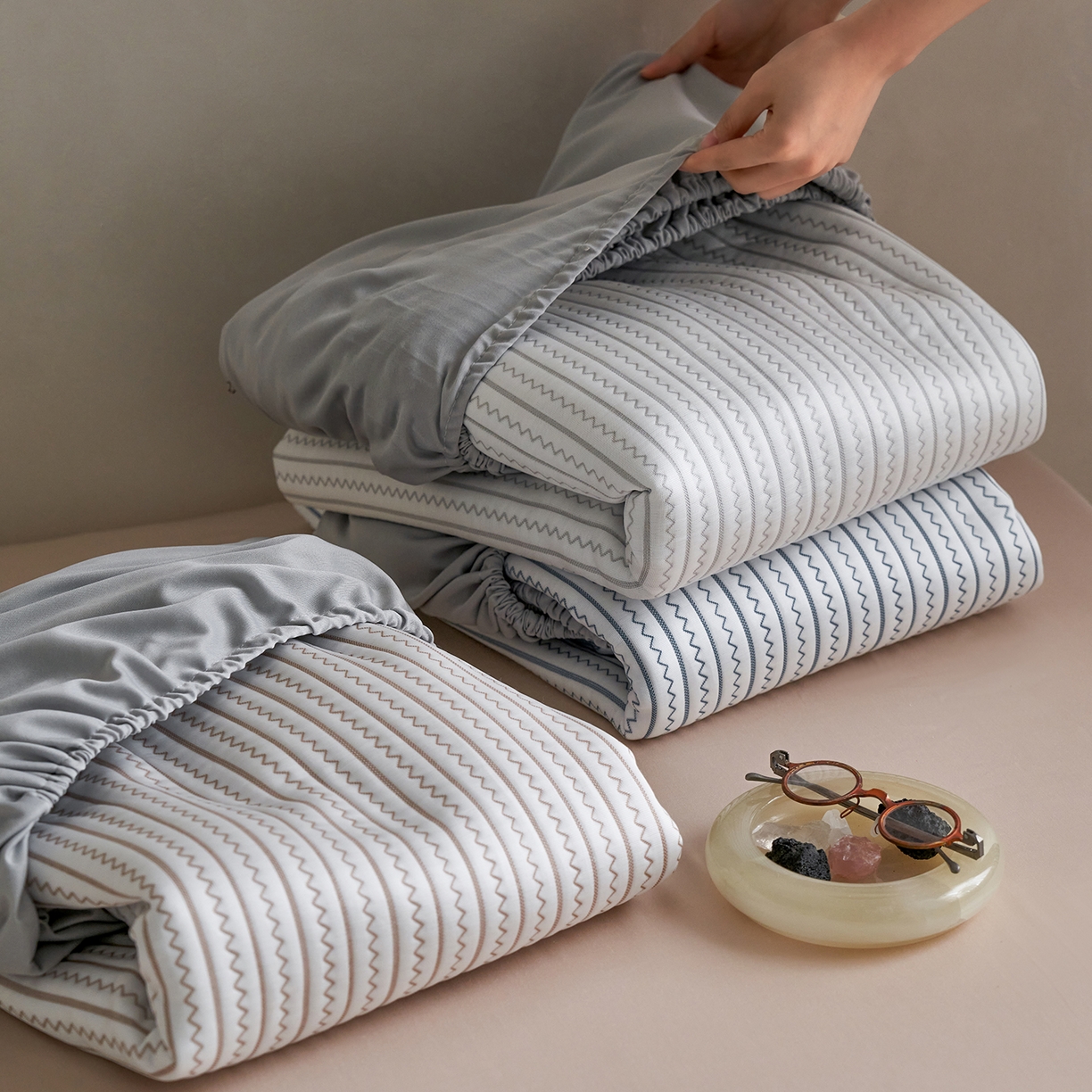 91家纺网 家纺一手货源 找家纺 千朵森 2026春夏新款冰感条纹凉席床笠款凉席席子三件套-素影 组合图仅供展示不可下单