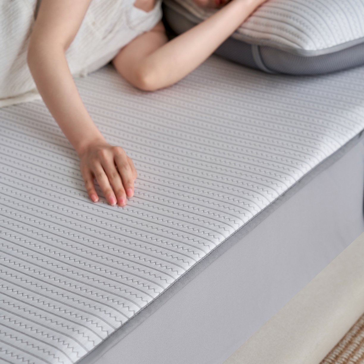 91家纺网 家纺一手货源 找家纺 千朵森 2026春夏新款冰感条纹凉席床笠款凉席席子三件套-素影 素影灰