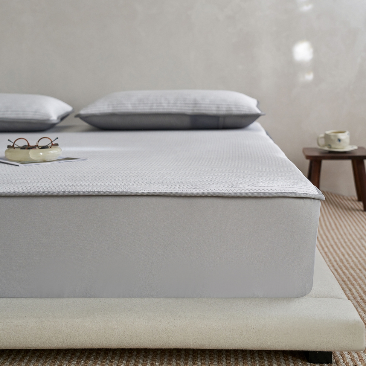 91家纺网 家纺一手货源 找家纺 千朵森 2026春夏新款冰感条纹凉席床笠款凉席席子三件套-素影 素影灰