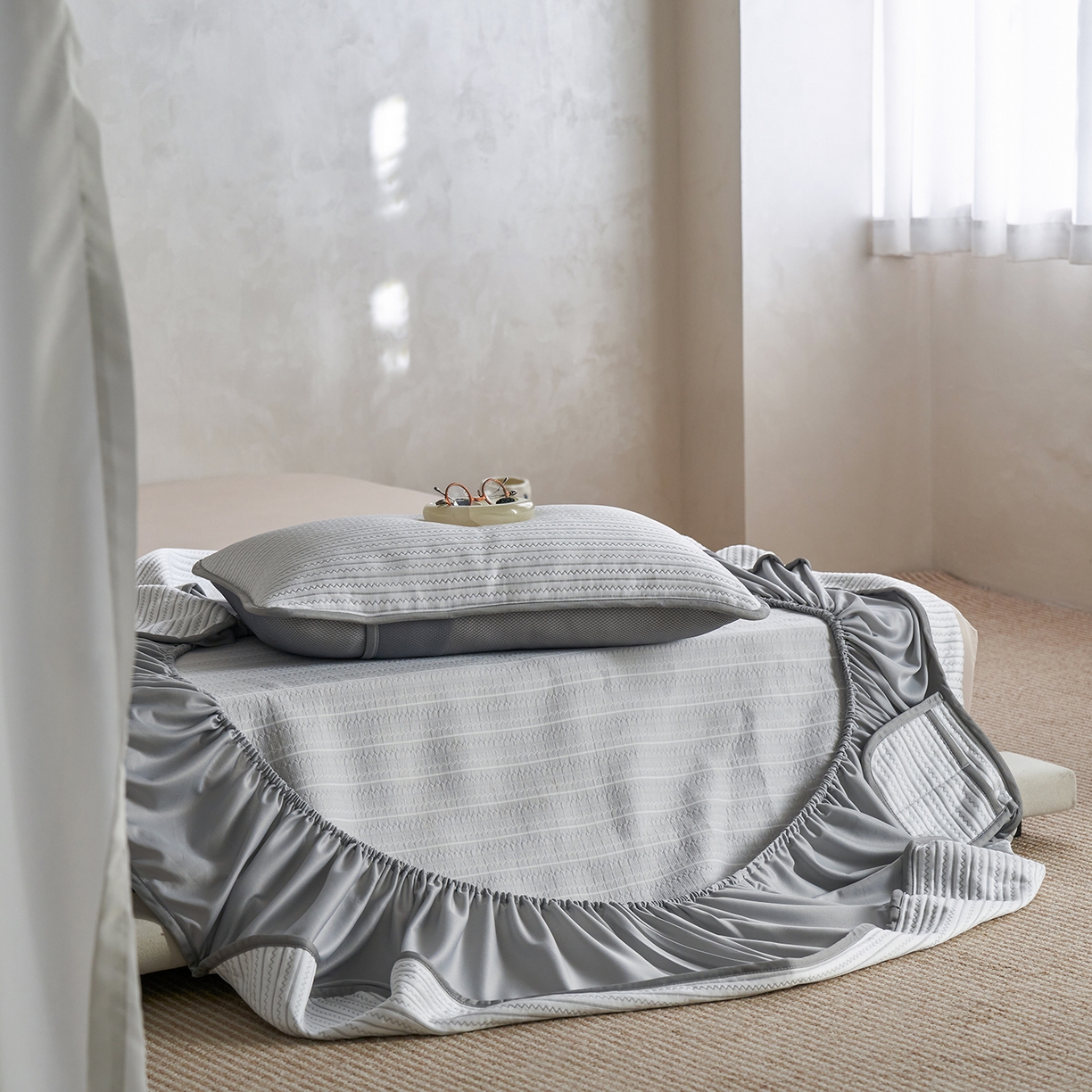 91家纺网 家纺一手货源 找家纺 千朵森 2026春夏新款冰感条纹凉席床笠款凉席席子三件套-素影 素影灰