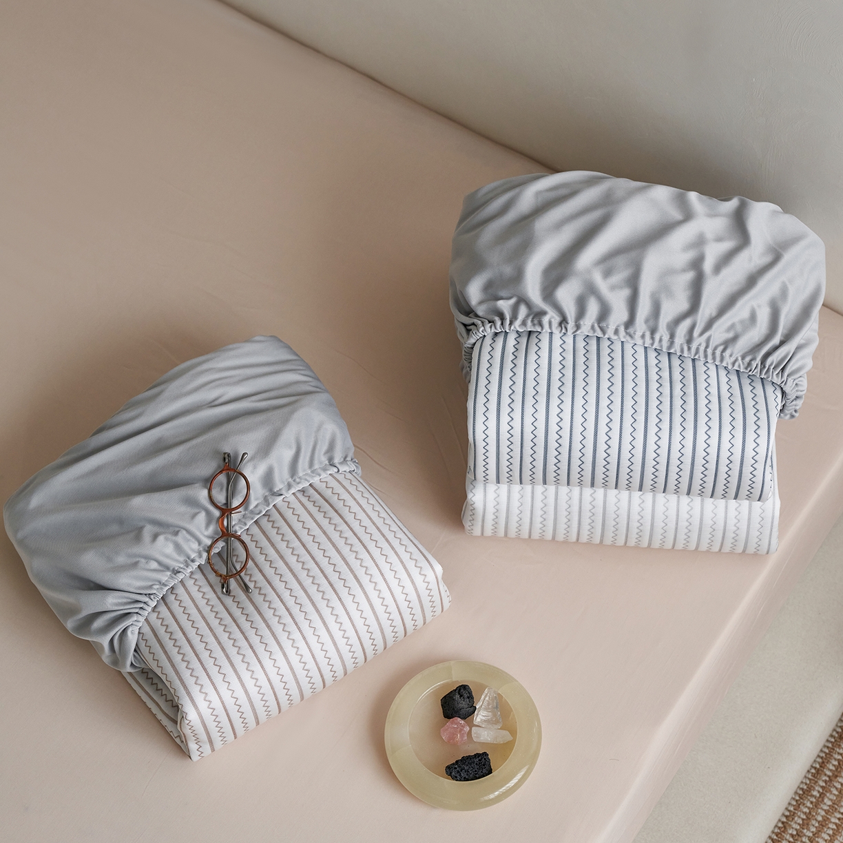 91家纺网 家纺一手货源 找家纺 千朵森 2026春夏新款冰感条纹凉席床笠款凉席席子三件套-素影 组合图仅供展示不可下单