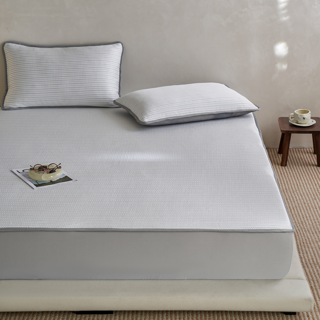 91家纺网 家纺一手货源 找家纺 千朵森 2026春夏新款冰感条纹凉席床笠款凉席席子三件套-素影 素影灰