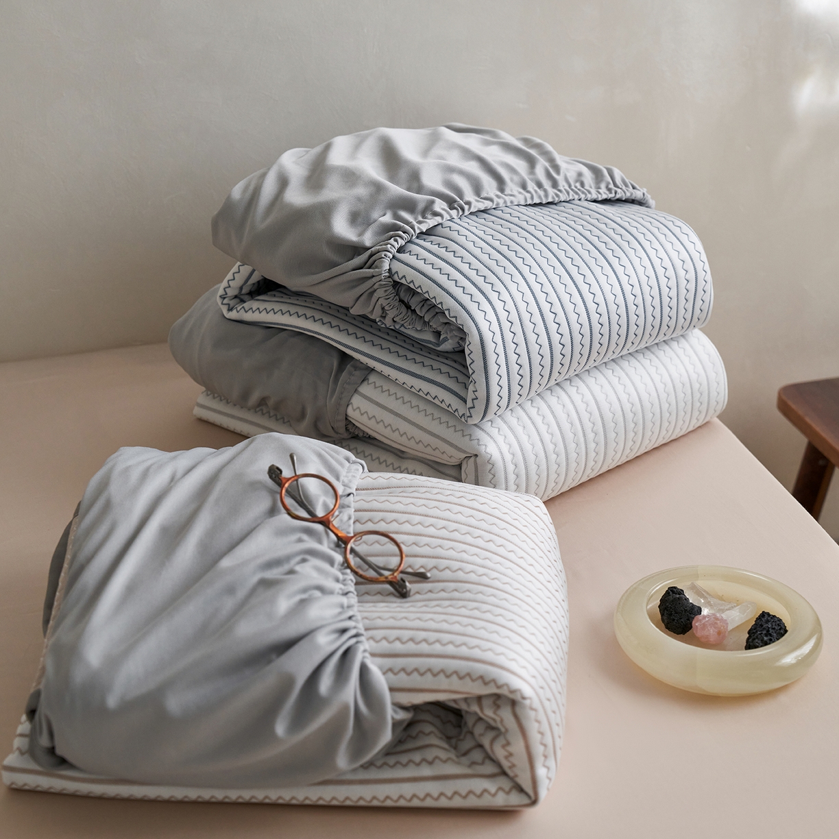 91家纺网 家纺一手货源 找家纺 千朵森 2026春夏新款冰感条纹凉席床笠款凉席席子三件套-素影 组合图仅供展示不可下单