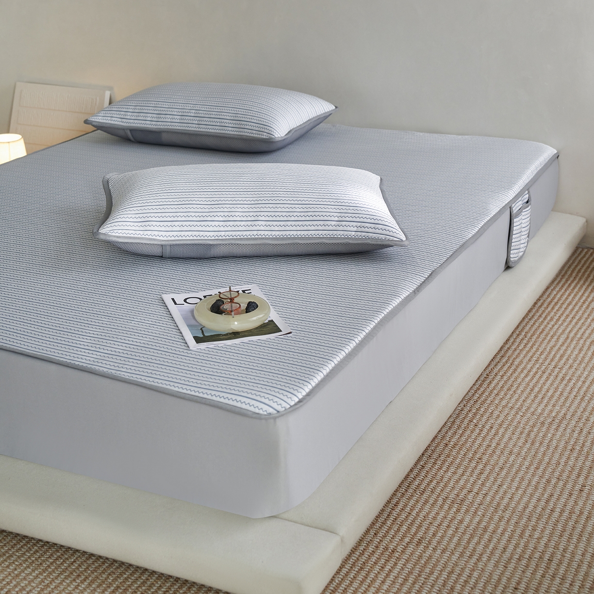 91家纺网 家纺一手货源 找家纺 （总）千朵森 2026春夏新款冰感条纹凉席床笠款凉席席子三件套-素影