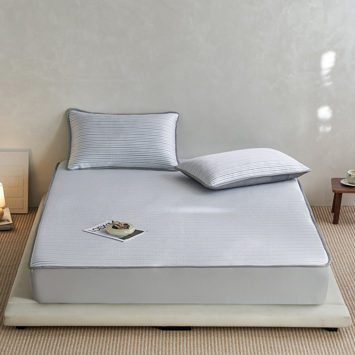 91家纺网 家纺一手货源 找家纺 （总）千朵森 2026春夏新款冰感条纹凉席床笠款凉席席子三件套-素影