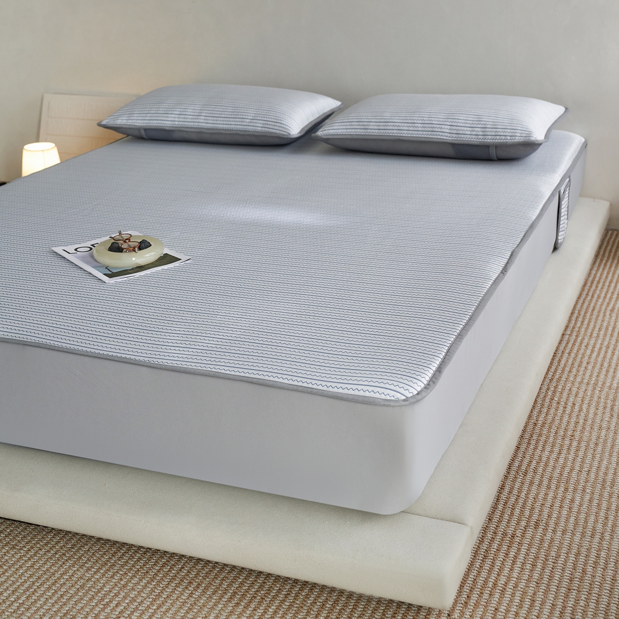 91家纺网 家纺一手货源 找家纺 千朵森 2026春夏新款冰感条纹凉席床笠款凉席席子三件套-素影 素影蓝