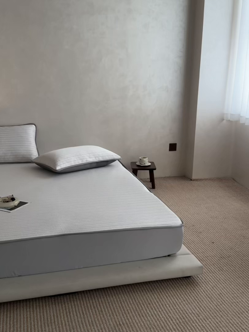 91家纺网 家纺一手货源 找家纺 千朵森 2026春夏新款冰感条纹凉席床笠款凉席席子三件套-素影 素影灰