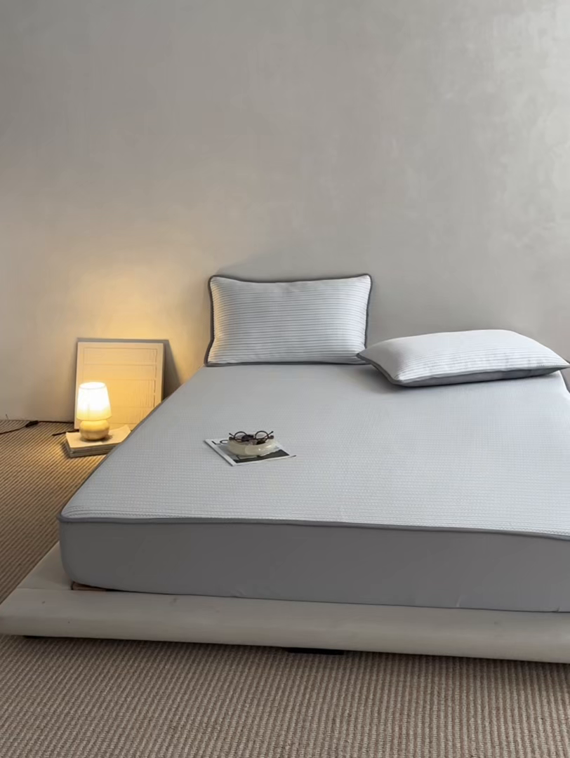 91家纺网 家纺一手货源 找家纺 千朵森 2026春夏新款冰感条纹凉席床笠款凉席席子三件套-素影 素影咖