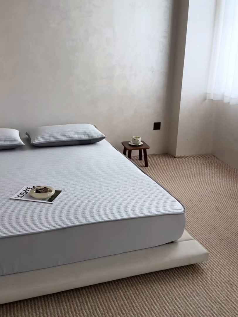 91家纺网 家纺一手货源 找家纺 （总）千朵森 2026春夏新款冰感条纹凉席床笠款凉席席子三件套-素影