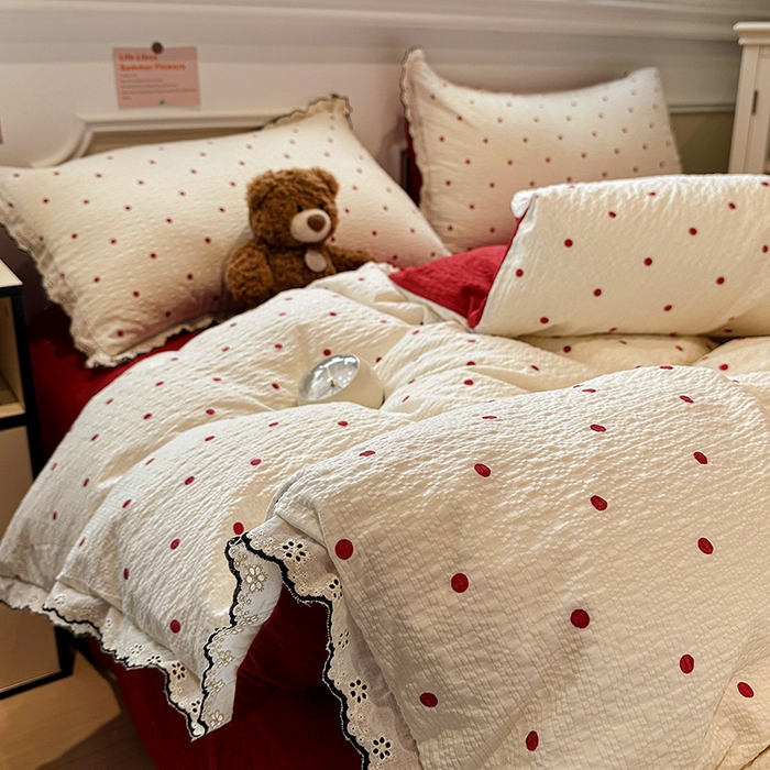 91家纺网 家纺一手货源 找家纺 仟网汇 2026新款法式花边泡芙纱四件套 慕斯红