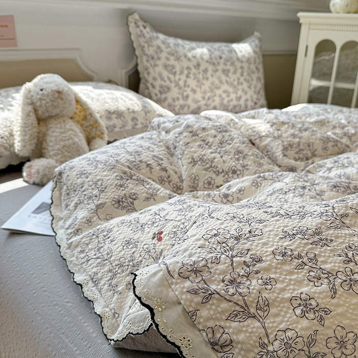 91家纺网 家纺一手货源 找家纺 仟网汇 2026新款法式花边泡芙纱四件套 浅色花影