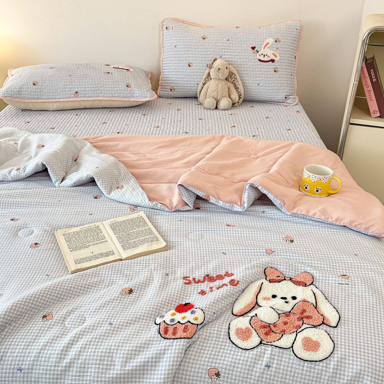 91家纺网 家纺一手货源 找家纺 欧妮家纺 2026新款A类云感毛巾绣夏被四件套-床盖空调被系列 甜兔日记