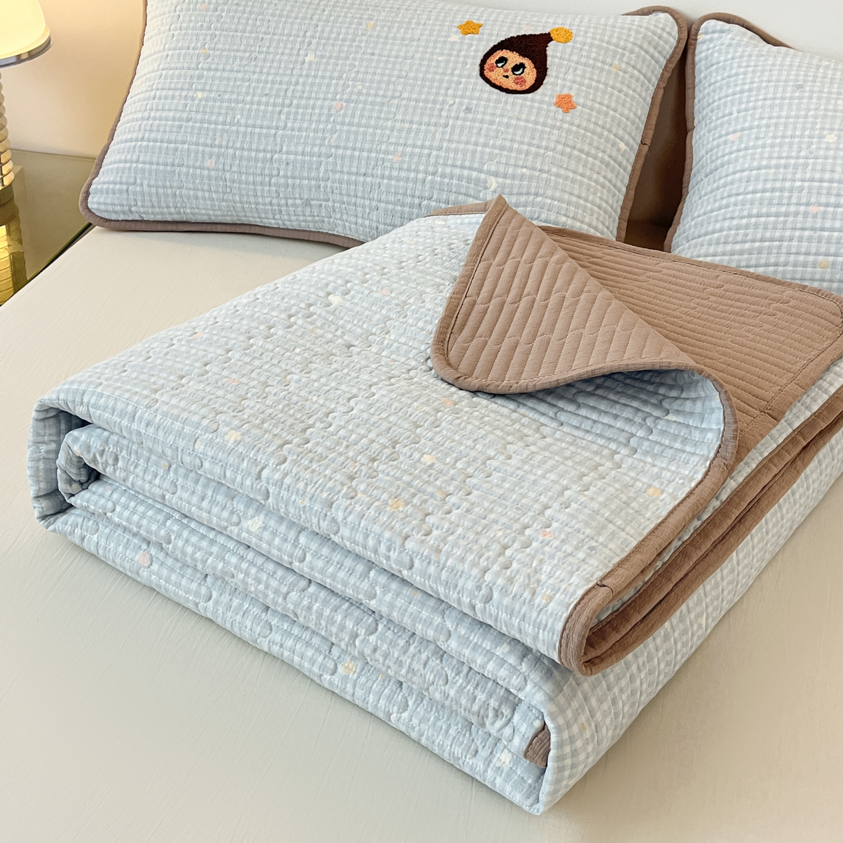 91家纺网 家纺一手货源 找家纺 欧妮家纺 2026新款A类云感毛巾绣夏被四件套-床盖空调被系列 出逃星星人