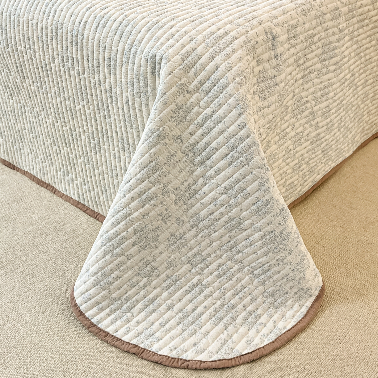 91家纺网 家纺一手货源 找家纺 欧妮家纺 2026新款A类云感毛巾绣夏被四件套-床盖空调被系列 绒绒熊