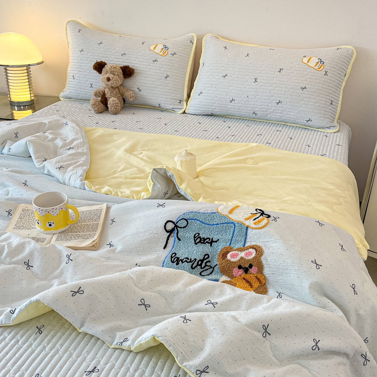 91家纺网 家纺一手货源 找家纺 欧妮家纺 2026新款A类云感毛巾绣夏被四件套-床盖空调被系列 小熊牛仔包