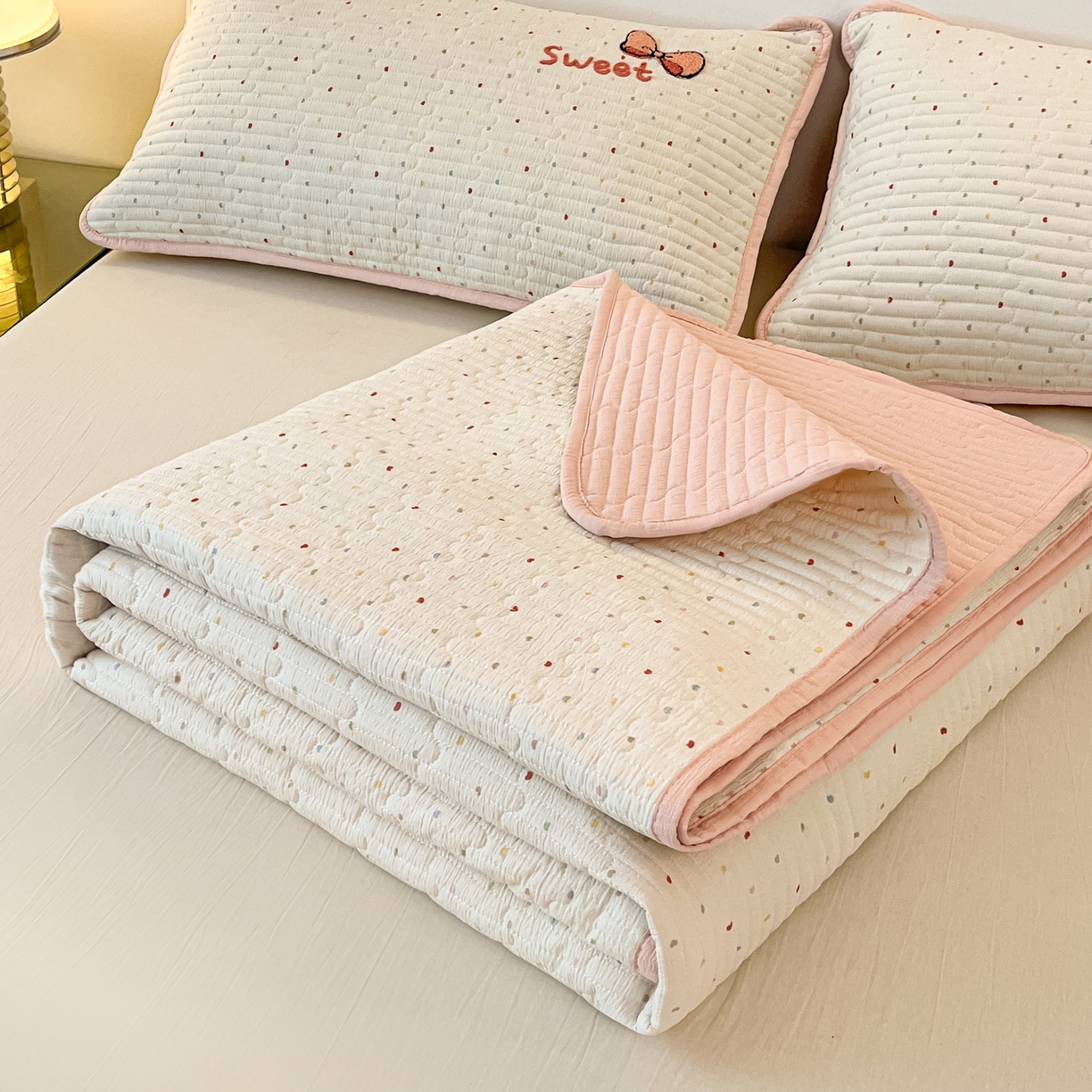 91家纺网 家纺一手货源 找家纺 欧妮家纺 2026新款A类云感毛巾绣夏被四件套-床盖空调被系列 蘑菇屋